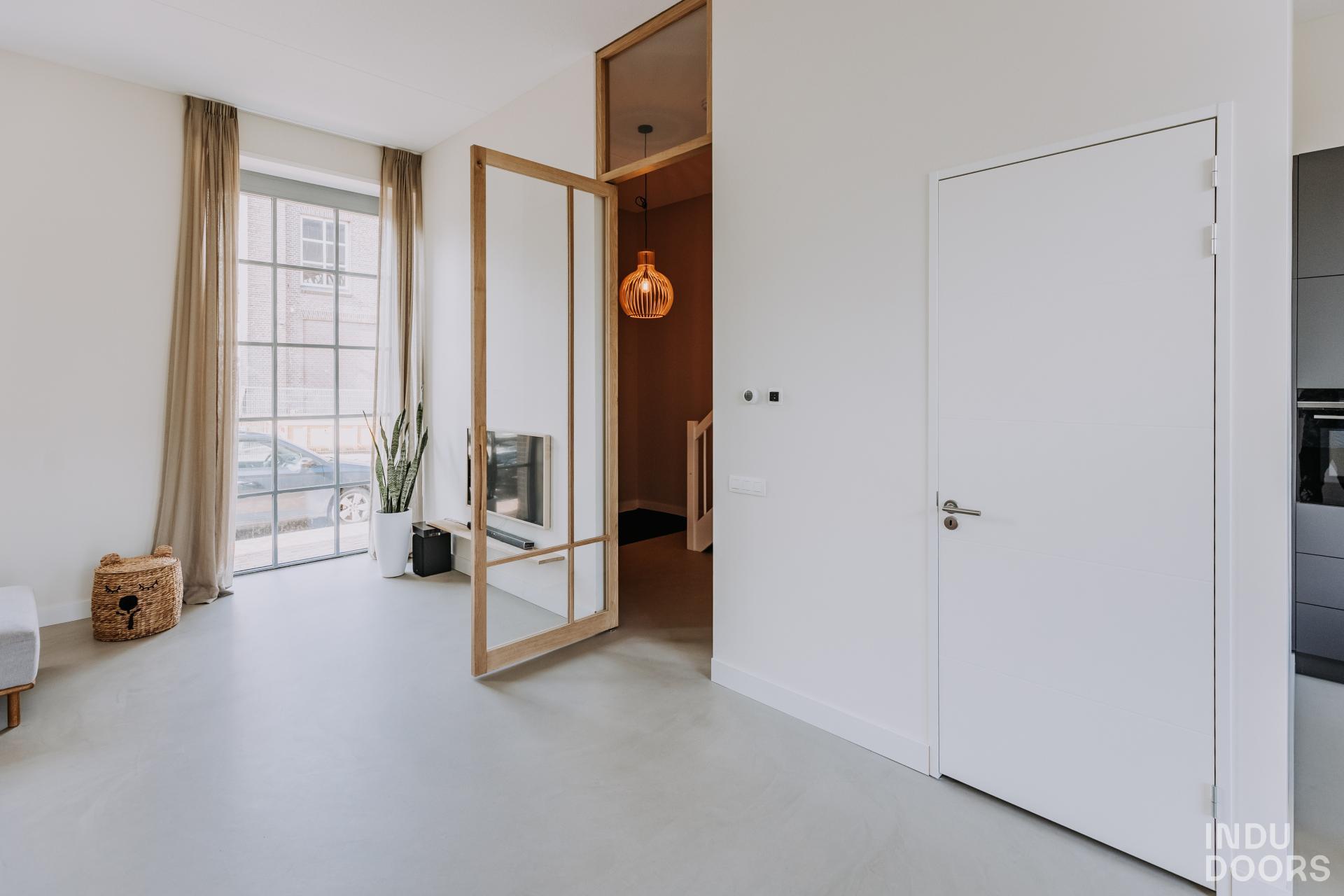 Indudoors plafondhoge eiken taatsdeur met bovenlicht