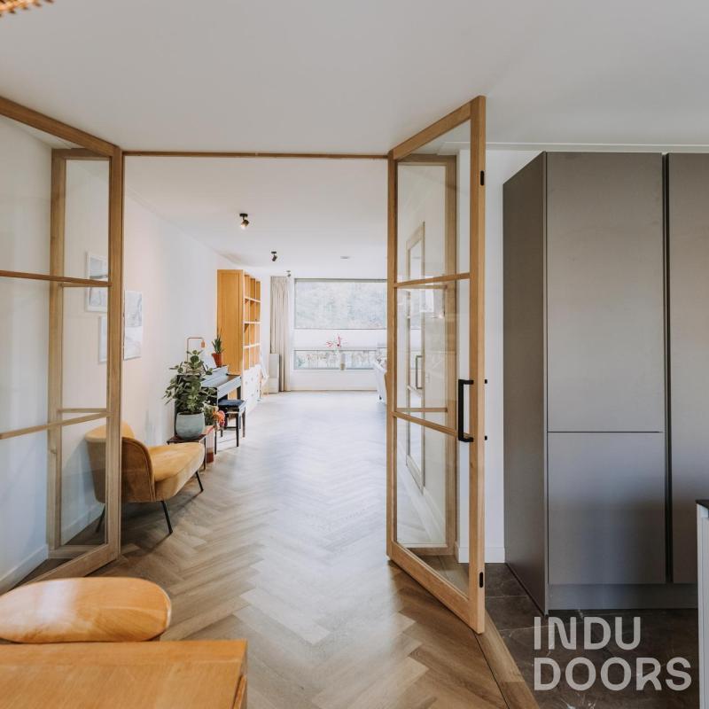 Indudoors glazen wand tussen woonkamer en keuken