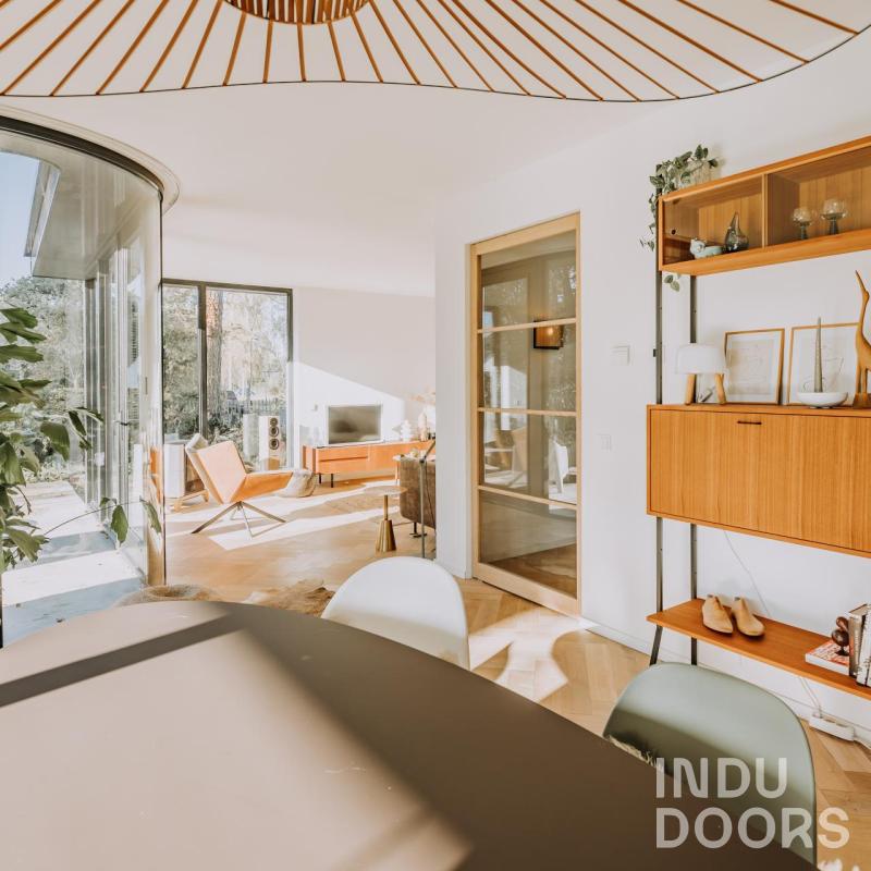 Eiken taatsdeur in licht interieur